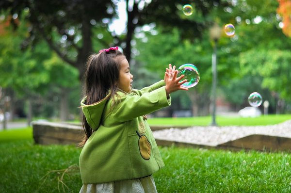 Comment créer un espace de jeu extérieur écologique pour les enfants ?