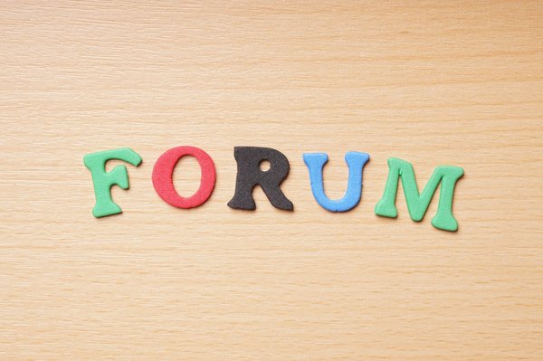 Comment mettre en place un forum de discussion politique non partisan ?